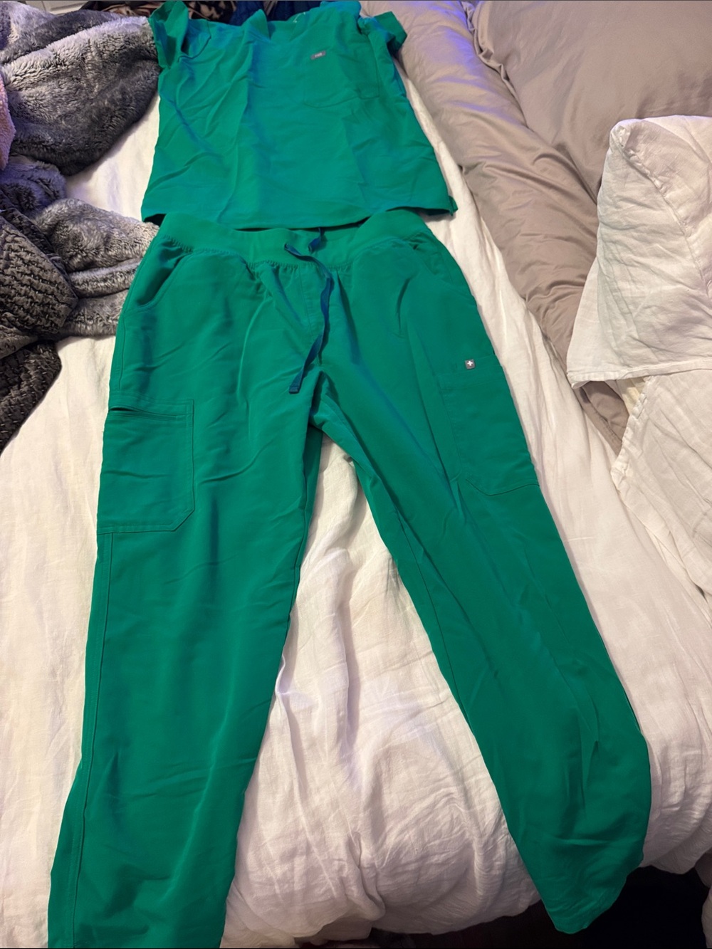 Women’s Green Scrub Pants - size xL with medium top